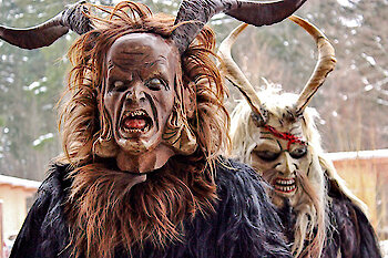 In den Weihnachtsferien ziehen auf dem Baumwipfelpfad die Perchten durch die Wipfel.